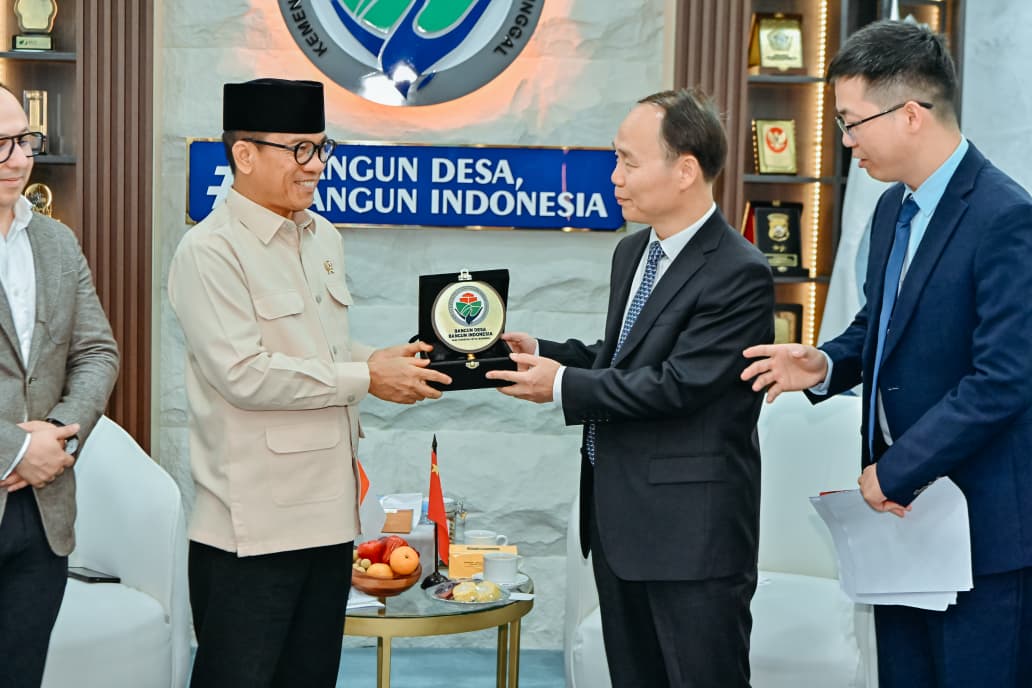 : Menteri Desa dan Pembangunan Daerah Tertinggal (Mendes PDT) Yandri Susanto menerima audiensi delegasi dari Tiongkok yang dipimpin Wakil Menteri Kementerian Pertanian dan Urusan Perdesaan Republik Rakyat Tiongkok Mr Zhang Zhili di ruang kerja, (foto: Humas Kemendes PDT)