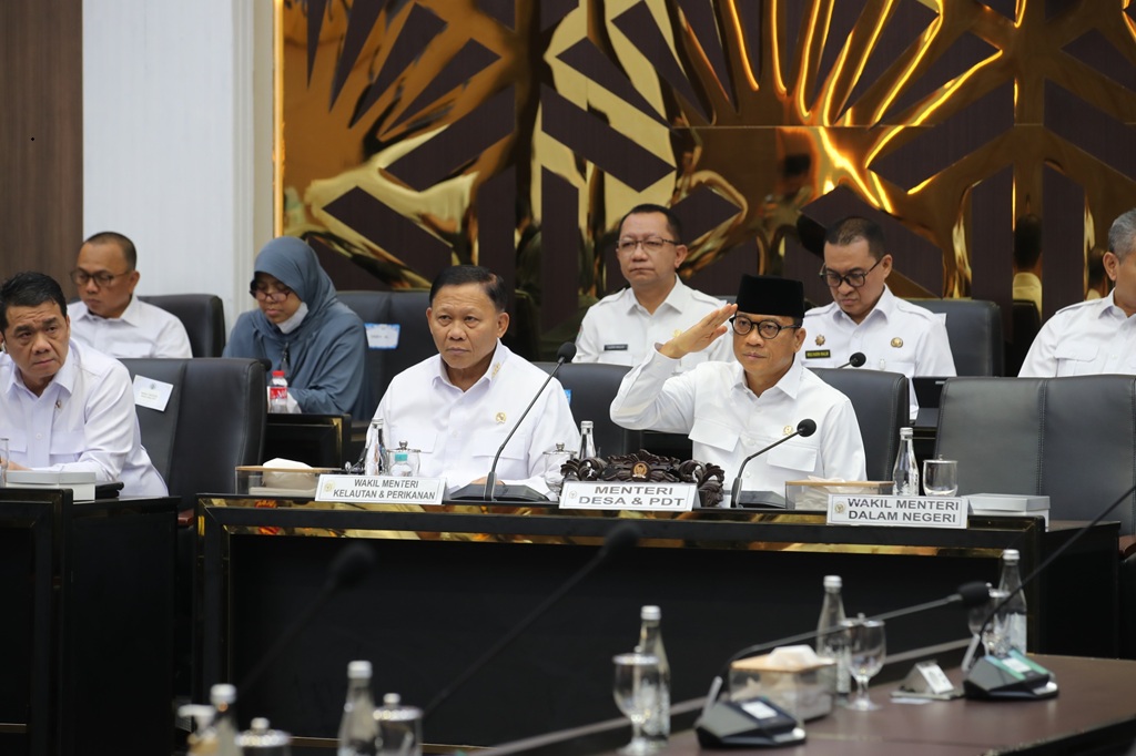 : Menteri Desa dan Pembangunan Daerah Tertinggal (Mendes PDT) Yandri Susanto dan Wakil Mendes PDT Ahmad Riza Patria menghadiri rapat kerja dengan Badan Legislasi Dewan Perwakilan Rakyat Republik Indonesia (Baleg DPR RI) di ruang rapat Baleg DPR RI, Senayan. (foto: Humas Kemendes PDT)