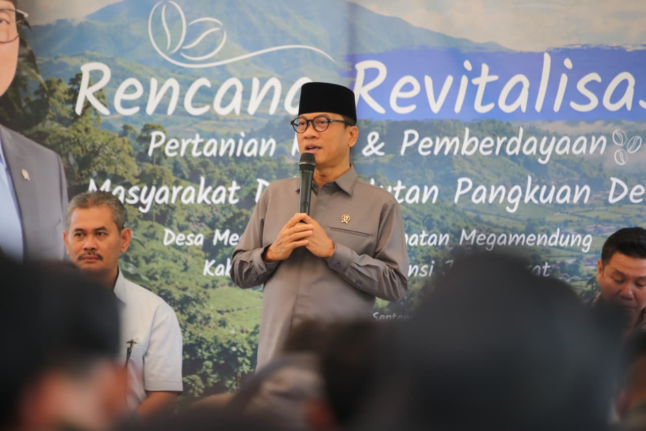 : Menteri Desa dan Pembangunan Daerah Tertinggal (Mendes PDT) Yandri Susanto berdialog dengan Petani, Pengelola BUMDesa dan warga Desa Megamendung, Kecamatan Megamendung, Kabupaten Bogor. (Foto: Humas Kemendes PDT)
