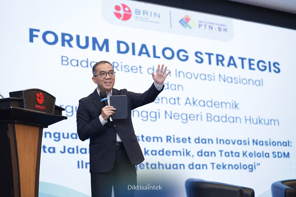 : Menteri Pendidikan Tinggi, Sains, dan Teknologi (Mendiktisaintek) Brian Yuliarto dalam Forum Dialog Strategis Badan Riset dan Inovasi Nasional (BRIN)-Majelis Senat Akademik (MSA) PTN BH di Gedung Widya Graha BRIN, Selasa (29/9/2026). (Foto: Dok Kemdiktisaintek)