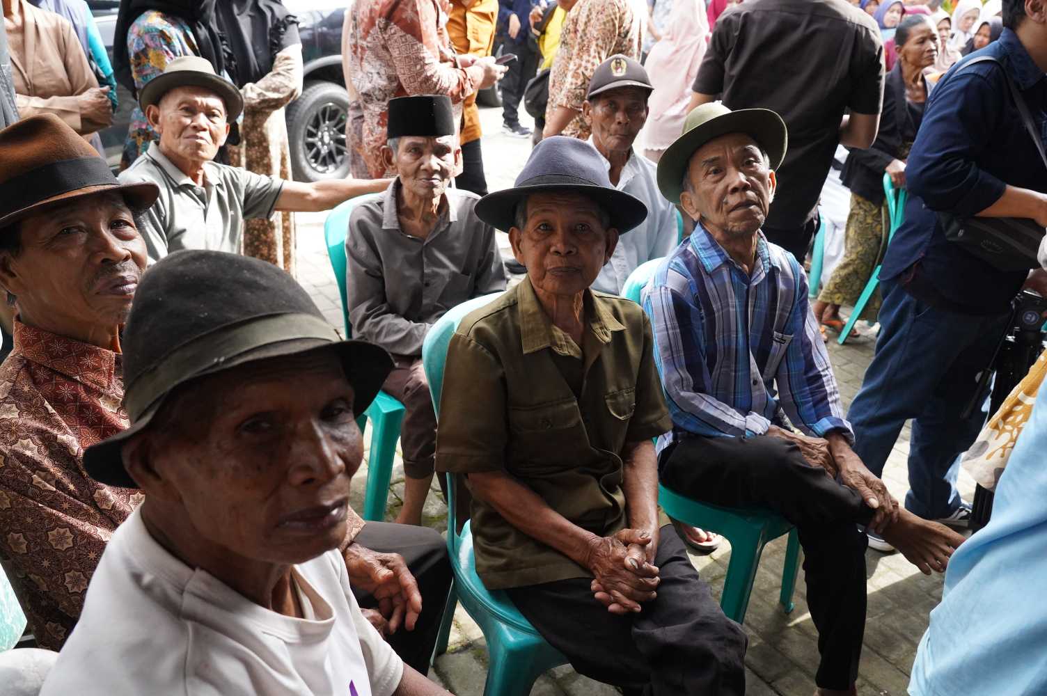 : Para lansia penerima manfaat bansos program keluarga harapan (PKH) di Desa Lateng, Kabupaten Banyuwangi, Provinsi Jawa Timur, pada Kamis (18/9/2025). (Foto: Amiri Yandi/InfoPublik)