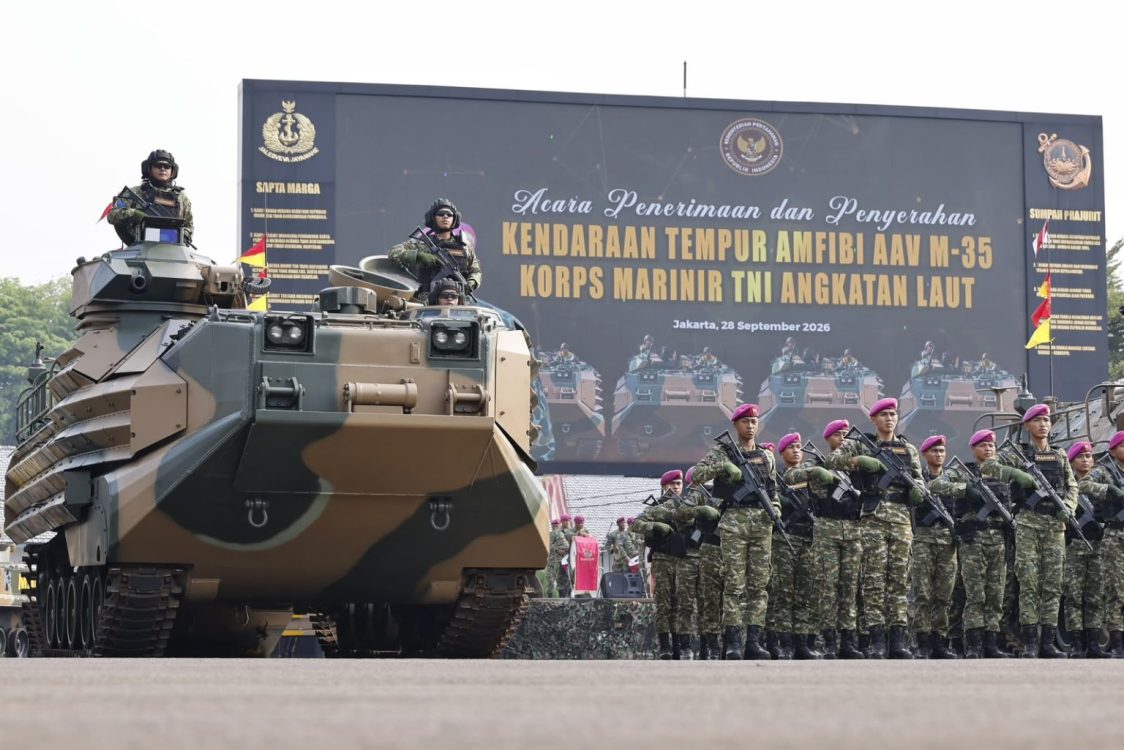 Menhan Serahkan 12 Unit AAV M-35, Perkuat Kemampuan Operasi Amfibi Korps Marinir TNI AL