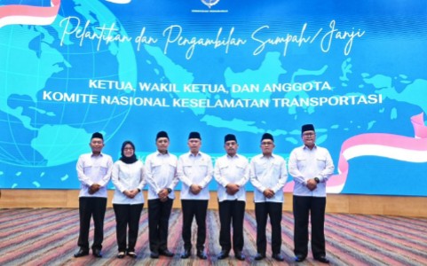 : Menteri Perhubungan Dudy Purwagandhi melantik Ketua dan Anggota Komite Nasional Keselamatan Transportasi (KNKT) masa jabatan 2026–2030 di Kantor Pusat Kementerian Perhubungan, Jakarta, Jumat (25/9/2026). (Foto: Humas Kemenhub)