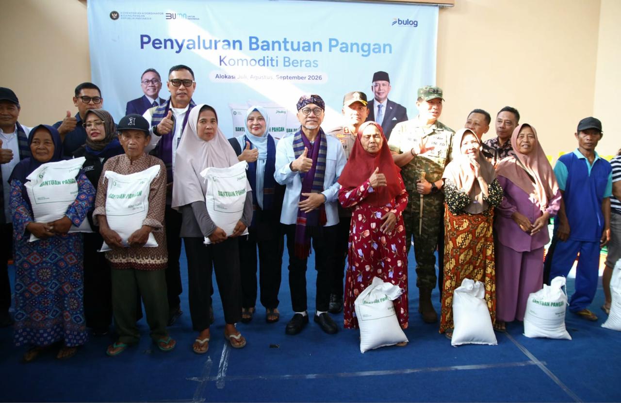 : Menko Pangan, Zulkifli Hasan memastikan langsung penyaluran Bantuan Pangan komoditas beras oleh Perum Bulog di Provinsi Jawa Timur. Sebanyak 12.000 kg beras disalurkan untuk 400 Penerima Bantuan Pangan (PBP) di Balai Desa Gogorante, Kecamatan Ngasem, Kabupaten Kediri, Kamis (10/9/2026). (Dok. Kemenko Pangan)