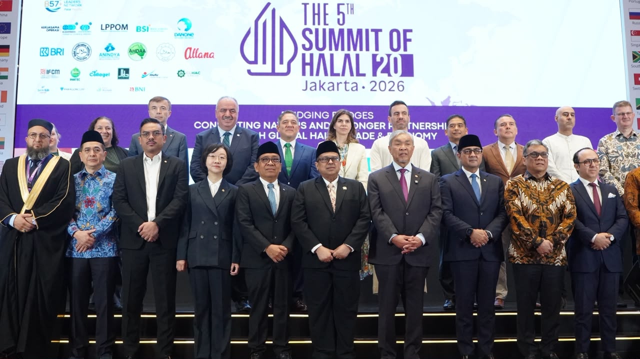 : Foto bersama 48 delegaai di acara The 5th Summit of Halal 20 (H20) 2026 yang diselenggarakan Badan Penyelenggara Jaminan Produk Halal (BPJPH) di Jakarta, Jumat (18/9/2026)./Foto Humas BPJPH