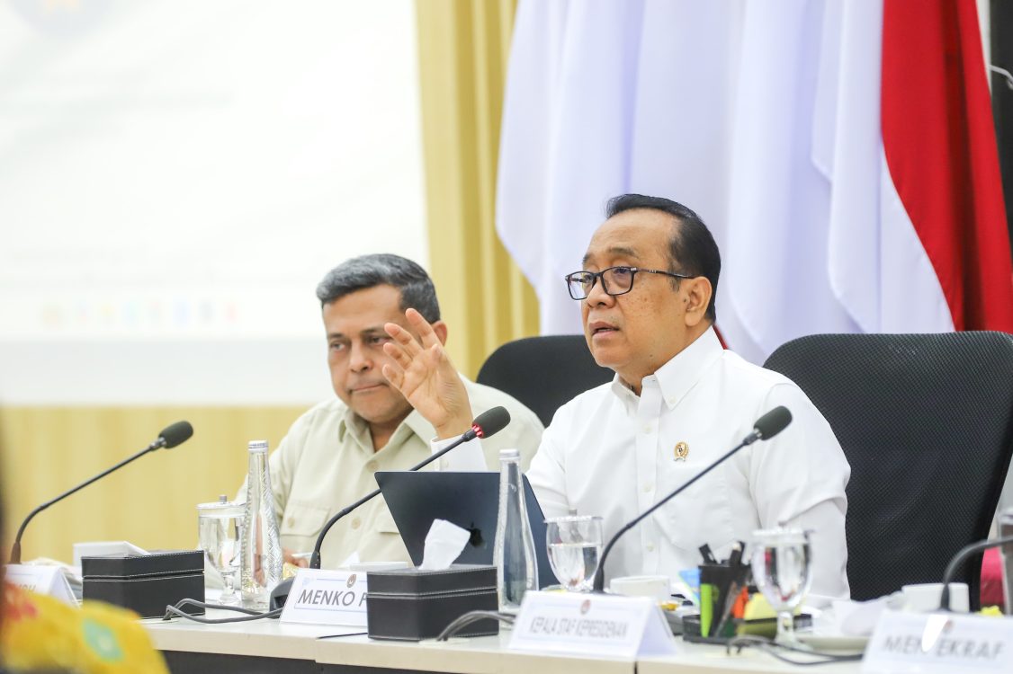 : Menko PMK Pratikno saat memimpin Rapat Koordinasi Tingkat Menteri Kesiapan Implementasi Wajib Halal di Kantor Kemenko PMK, Jakarta, Rabu (23/9/2026) mengatakan kepastian status kehalalan produk dan ketelusuran proses produksinya merupakan kebutuhan bersama. Karena itu, implementasi Wajib Halal memerlukan kolaborasi lintas kementerian/lembaga (K/L), pemerintah daerah, dunia usaha, asosiasi, hingga masyarakat. (Foto: Kemenko PMK)