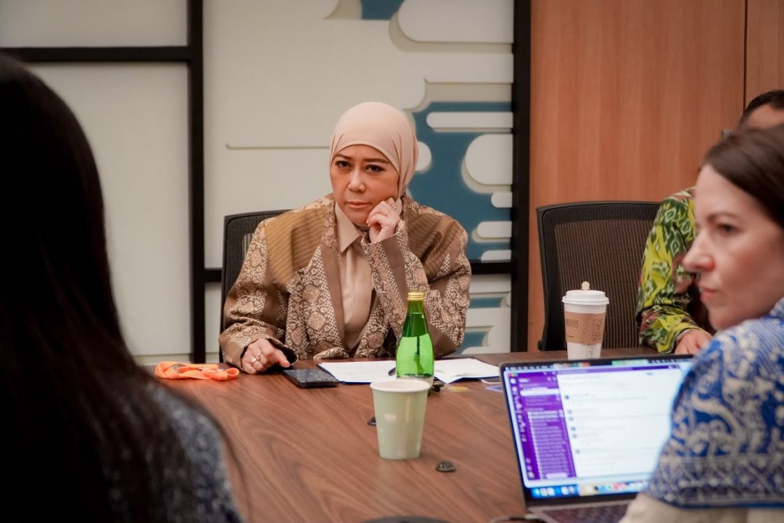: Menkomdigi Meutya Hafid dan jajaran dalam kunjungan ke kantor Roblox dan Google di California, Amerika Serikat. (Foto: dok. Kemkomdigi)