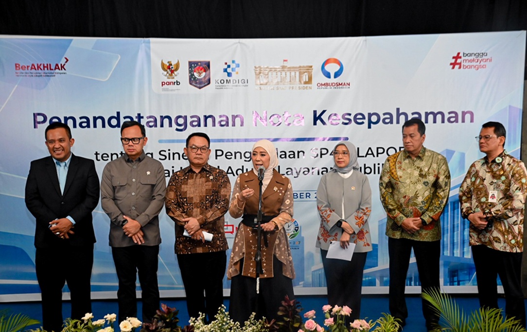 : Menteri Komunikasi dan Digital, Meutya Hafid bersama Menteri PANRB, Rini Widyantin, Kepala KSP, Dudung Abdurachman, Wakil Menteri Dalam Negeri, Bima Arya Wiguna, Wakil Ketua Ori, Rahmadi Indra Tektona memberikan keterangan kepada wartawan usai Penandatanganan Nota Kesepahaman Sistem Pengelolaan Pengaduan Pelayanan Publik Nasional melalui SP4N-LAPOR! Di Kantor Kementerian PAN-RB, Senayan, Jakarta Pusat. (foto: Humas Kemkomdigi)