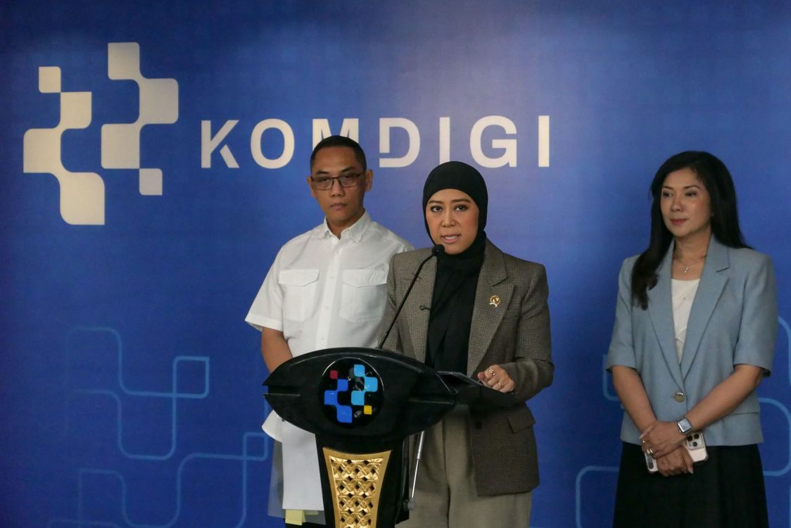 : Menteri Komunikasi dan Digital (Menkomdigi), Meutya Hafid memastikan koordinasi pencarian terhadap jurnalis yang hilang saat meliput aktivitas erupsi Gunung Anak Krakatau di Selat Sunda terus dilakukan. Hingga Senin (14/9/2026), upaya pencarian telah memasuki hari ketujuh. (Foto: Bismo Agung/InfoPublik-IGID)