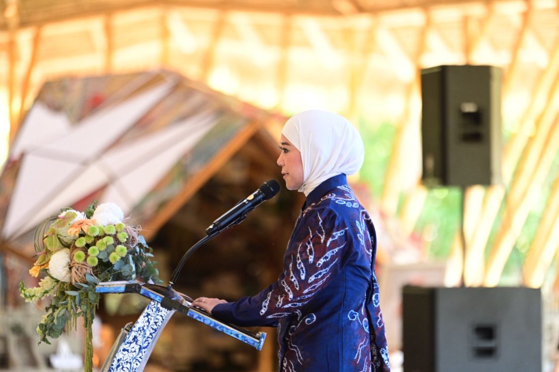 : Menkomdigi Meutya Hafid memberi paparan saat menghadiri XI International Scholas Chairs Congrees 2026 : Artificial Intelligence and Human Meaning di Three Mountains Kura-Kura, Bali. (Foto: Humas Kemkomdigi)