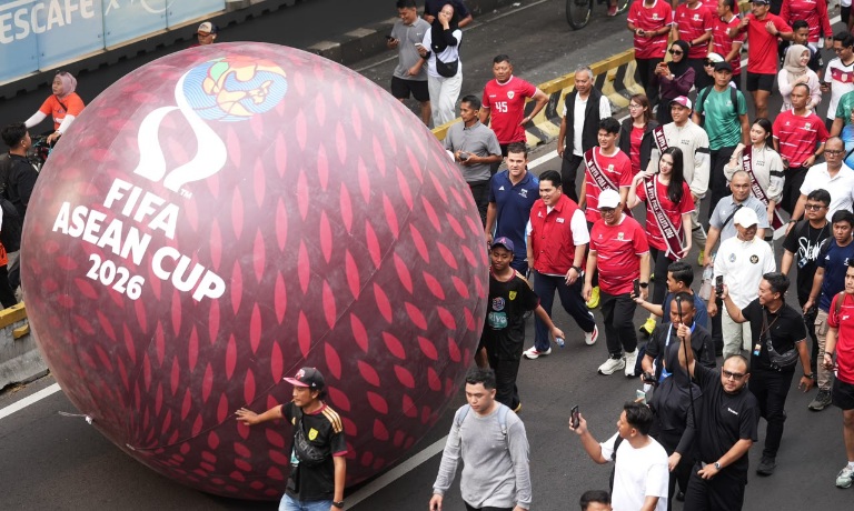 : Ketua Umum PSSI Erick Thohir bersama Gubernur DKI Jakarta Pramono Anung menggelindingkan bola raksasa dari GBK menuju Bundaran HI sebagai bagian dari penyambutan FIFA ASEAN Cup 2026. Indonesia dan Jakarta memastikan kesiapan menjadi tuan rumah yang aman, nyaman, dan ramah bagi peserta serta suporter negara-negara Asia Tenggara. (Foto Istimewa)
