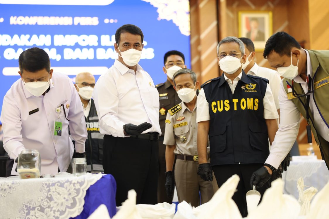 : Mentan Andi Amran Sulaiman, Menkeu Suahasil Nazara bersama jajaran Ditjen Bea Cukai saat menggelar jumpa pers terkait hasil penindakan importasi ilegal beras, garam dan balpak di Jakarta, Selasa (22/9/2026). (Dok. Kementan)