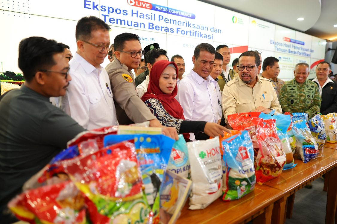 : Menteri Pertanian (Mentan) yang juga selaku Kepala Badan Pangan Nasional (Bapanas), Andi Amran Sulaiman mengungkap temuan terhadap 25 merek beras yang dipasarkan sebagai beras fortifikasi namun diduga tidak sesuai dengan standar dan kandungan yang tercantum pada label. (Dok. Kementan)