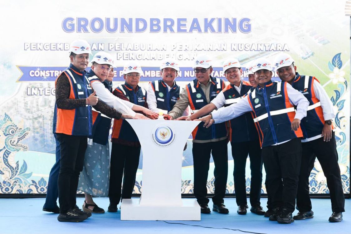 : Menteri KKP Sakti Wahyu Trenggono bersama Gubernur Bali Wayan Koster dalam acara Groundbreaking PPN Pengambengan di Jembrana, Bali, Selasa (29/9/2026). (Dok. KKP)