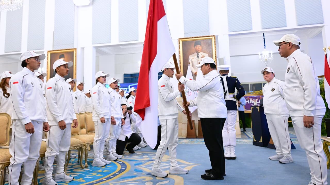 : Presiden Prabowo Subianto secara resmi melepas kontingen Indonesia yang akan berlaga pada Asian Games XX Aichi-Nagoya 2026 di Istana Negara, Jakarta, pada Rabu (9/9/2026). (Foto: BPMI Setpres/Muchlis Jr)