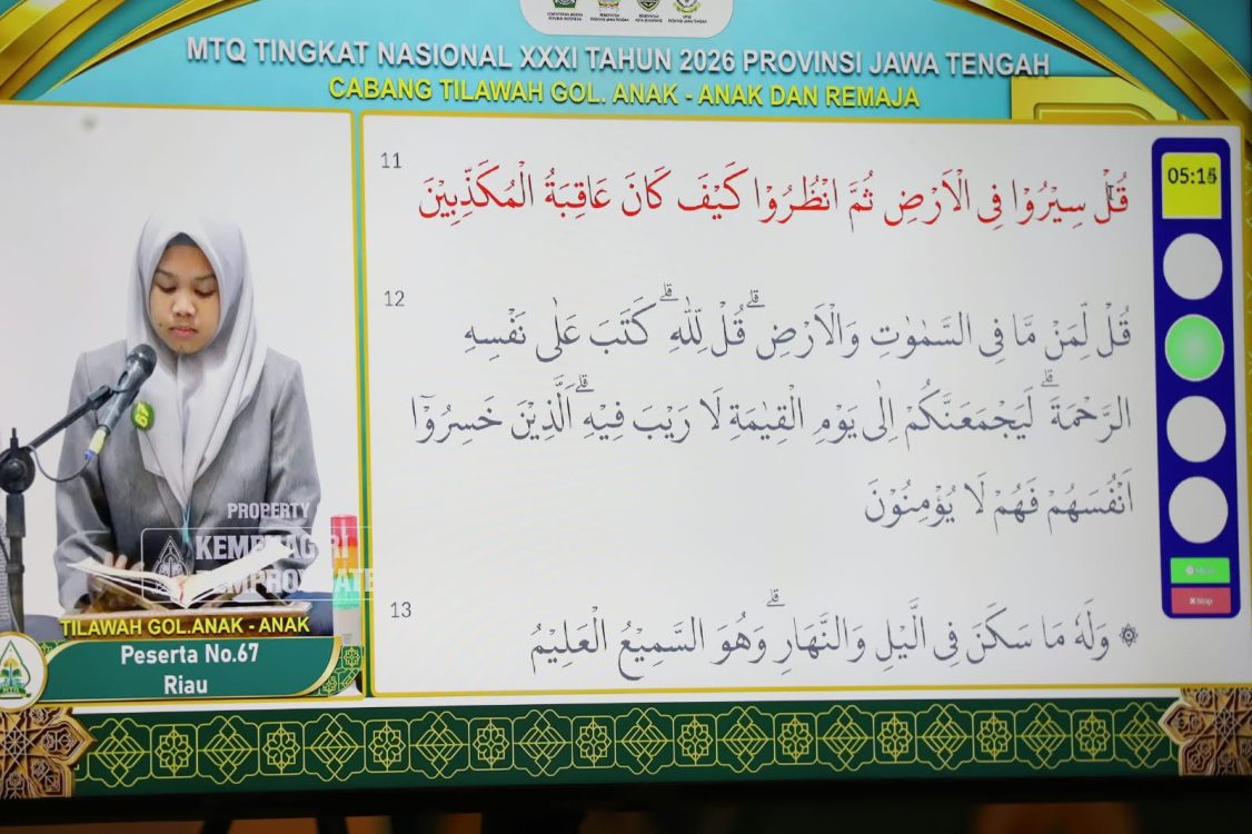 : Dua kali sepekan, Nur Syahfatin menyeberangi laut selama sekitar 15 menit dari Pulau Rangsang menuju Pulau Tebingtinggi untuk belajar Al-Qur’an. Ketekunan gadis 13 tahun asal Kepulauan Meranti itu akhirnya membawanya ke panggung MTQ Nasional ke-31 di Semarang sebagai wakil Provinsi Riau. (Foto: Humas Kemenag)