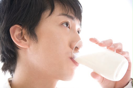 Minum Susu Pagi vs Malam, Mana yang Lebih Sehat?