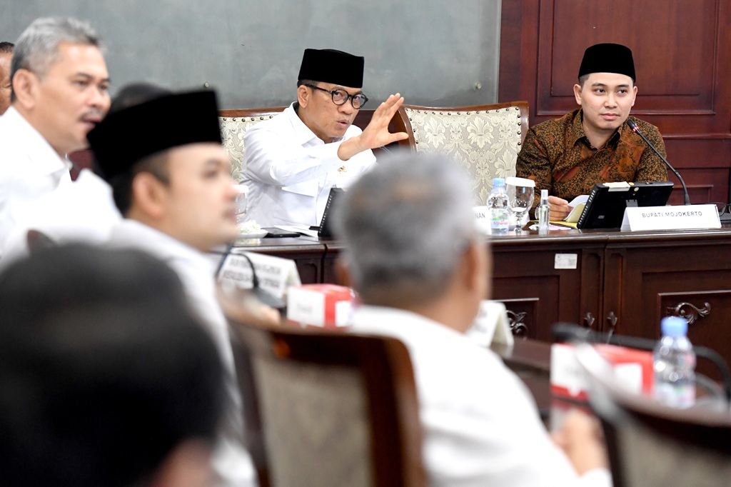 : Mendes PDT Yandri Susanto saat menerima audiensi Bupati Mojokerto, Muhammad Albarra, bersama rombongan, di ruang kerjanya Kemendes PDT, Kalibata, Jakarta Selatan. (foto: Humas Kemendes PDT)
