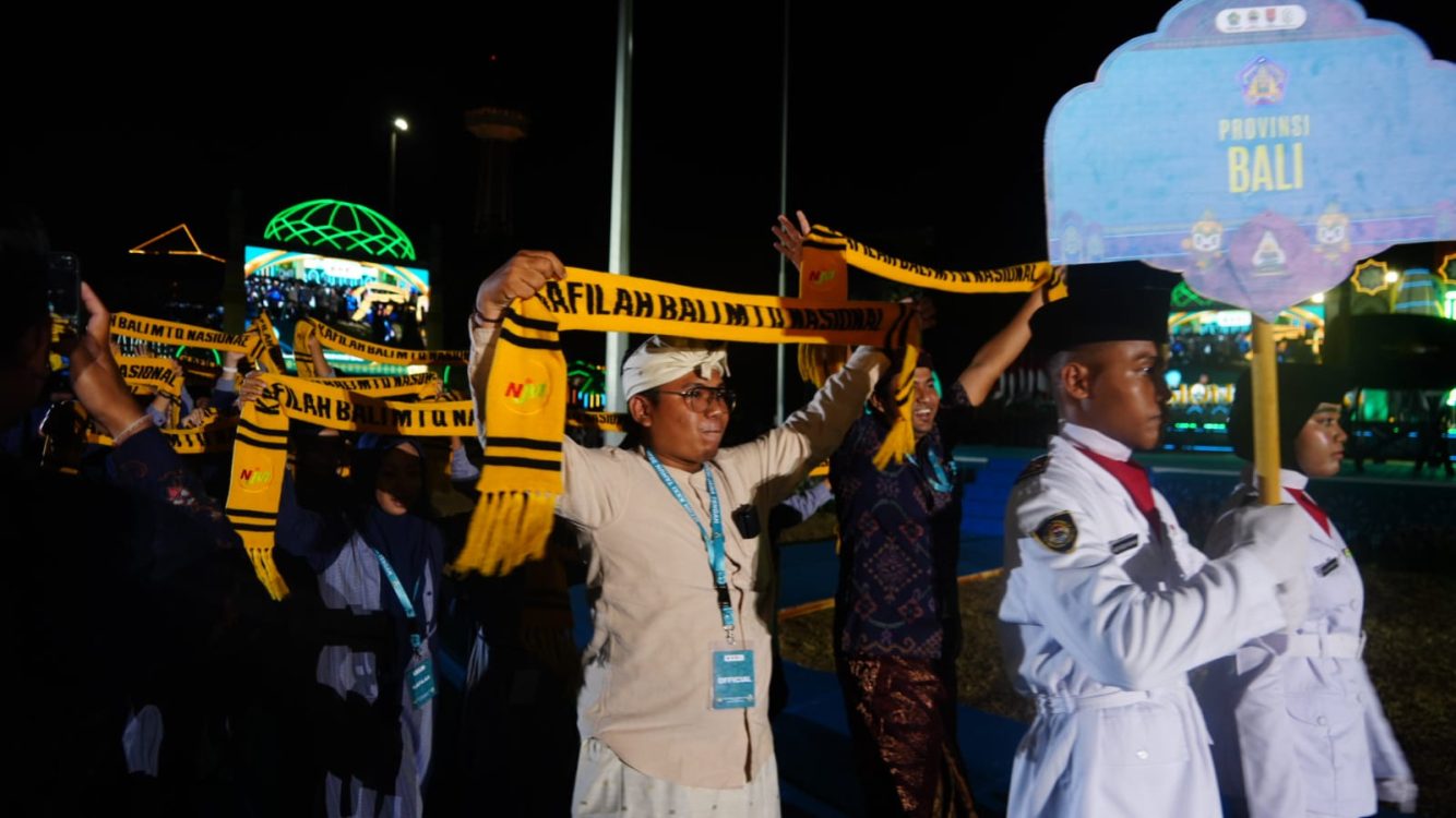 : MTQ Nasional XXXI di Semarang tidak hanya menjadi ajang kompetisi Al-Qur’an. Rangkaian kegiatan turut menghadirkan seminar, pawai 37 provinsi, pameran UMKM, hingga inovasi teknologi dalam cabang kaligrafi. Pembukaan MTQ juga mencatat rekor MURI melalui penyanyian Mars MTQ secara hybrid oleh 288.262 peserta./Foto Humas Kemenag