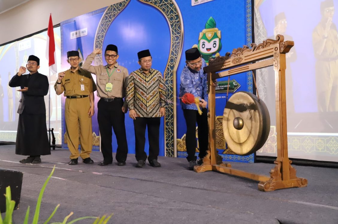 : MTQ Nasional XXXI Tahun 2026 di Semarang mencatat sejarah baru dengan membuka ekshibisi Tartil Al-Qur’an Isyarat bagi Penyandang Disabilitas Sensorik Rungu Wicara. Sebanyak 28 peserta dari sembilan provinsi mengikuti ekshibisi yang menjadi langkah awal memperluas ruang partisipasi dan pelayanan keagamaan yang inklusif. (Foto: Humas Kemenag)