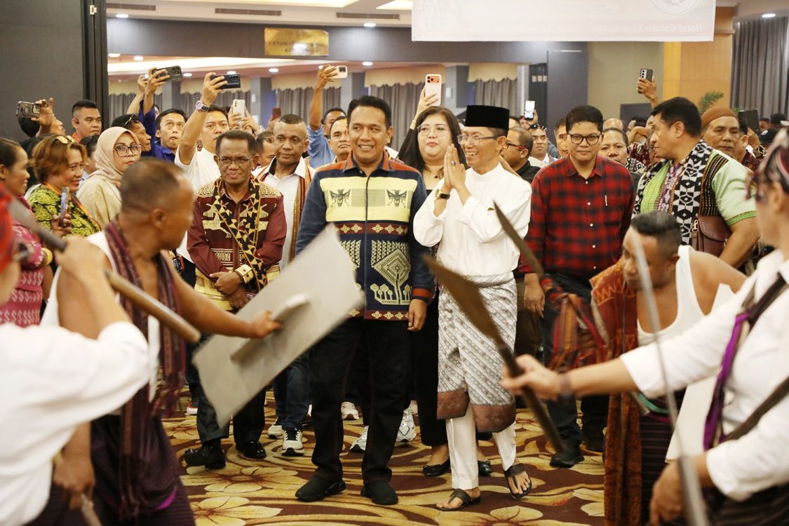 : Wali kota Batam, Amsakar Achmad, disambut tarian khas Nusa Tenggara Tumur (NTT) saat menghadiri Mubes PK NTT Kota Batam di Golden View Hotel, Sabtu (12/9/2026). HUMAS DISKOMINFO BATAM / RUMAWI