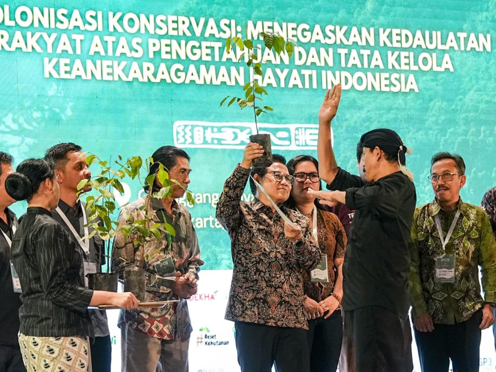 : Menteri Koordinator Bidang Pemberdayaan Masyarakat (Menko PM) A. Muhaimin Iskandar dalam People's Conservation Summit 2026 di Universitas Gadjah Mada (UGM), Yogyakarta, Selasa (1/9/2026) mengatakan penanganan karhutla yang dilakukan secara berulang setiap tahun perlu dievaluasi. Salah satu hal yang perlu diperkuat adalah keterlibatan masyarakat yang selama ini hidup dan beraktivitas paling dekat dengan kawasan hutan. (Foto: Kemenko PM)
