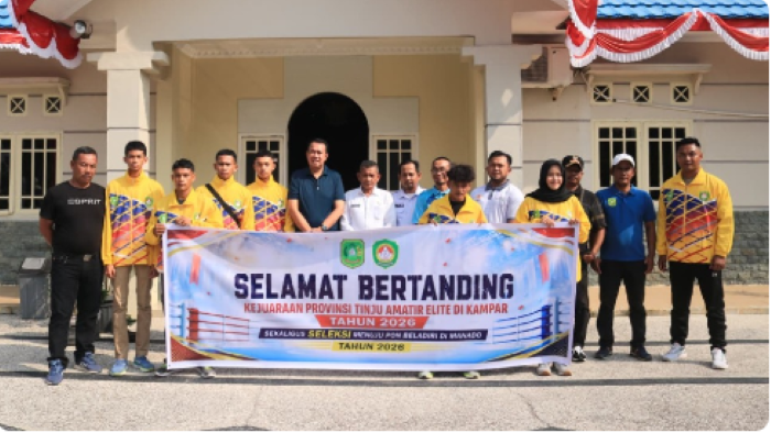 : Wakil Bupati Kepulauan Meranti Muzamil Baharudin saat melepas kontingen atlet tinju Kabupaten Kepulauan Meranti yang akan mengikuti Kejurprov Tinju Amatir Elite 2026, di Halaman Rumah Dinas Wakil Bupati Kepulauan Meranti, Rabu (2/9/2026).
