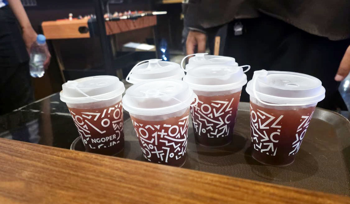 Ngoper Minuman Segar Yang Temani Bobotoh Nobar Biru
