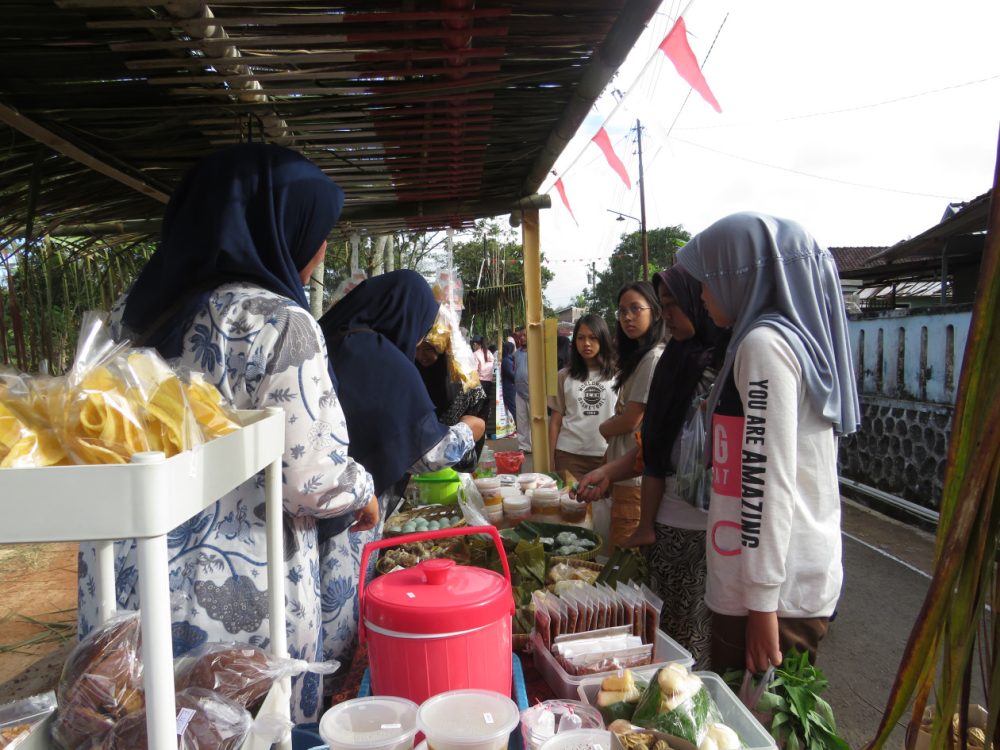Nostalgia Kuliner Jadul dan Gelar Seni Meriahkan Pasar Pagi Minggu Legi Kemloko