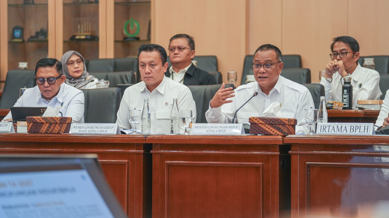: Menteri LH/Kepala BPLH, Moh Jumhur Hidayat bersama Wamen LH dan jajaran dalam Rapat Kerja yang dipimpin oleh Wakil Ketua Komisi XII DPR RI, Sugeng Suparwoto. (Foto: Humas KemenLH)