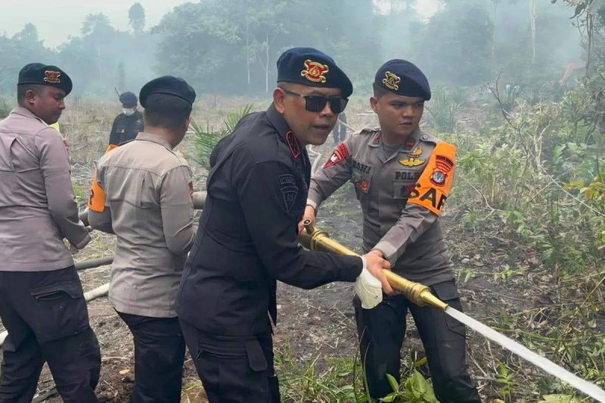 Pastikan Tak Ada Bara Tersisa, Dansat Brimob Kaltara Pimpin Pendinginan Karhutla
