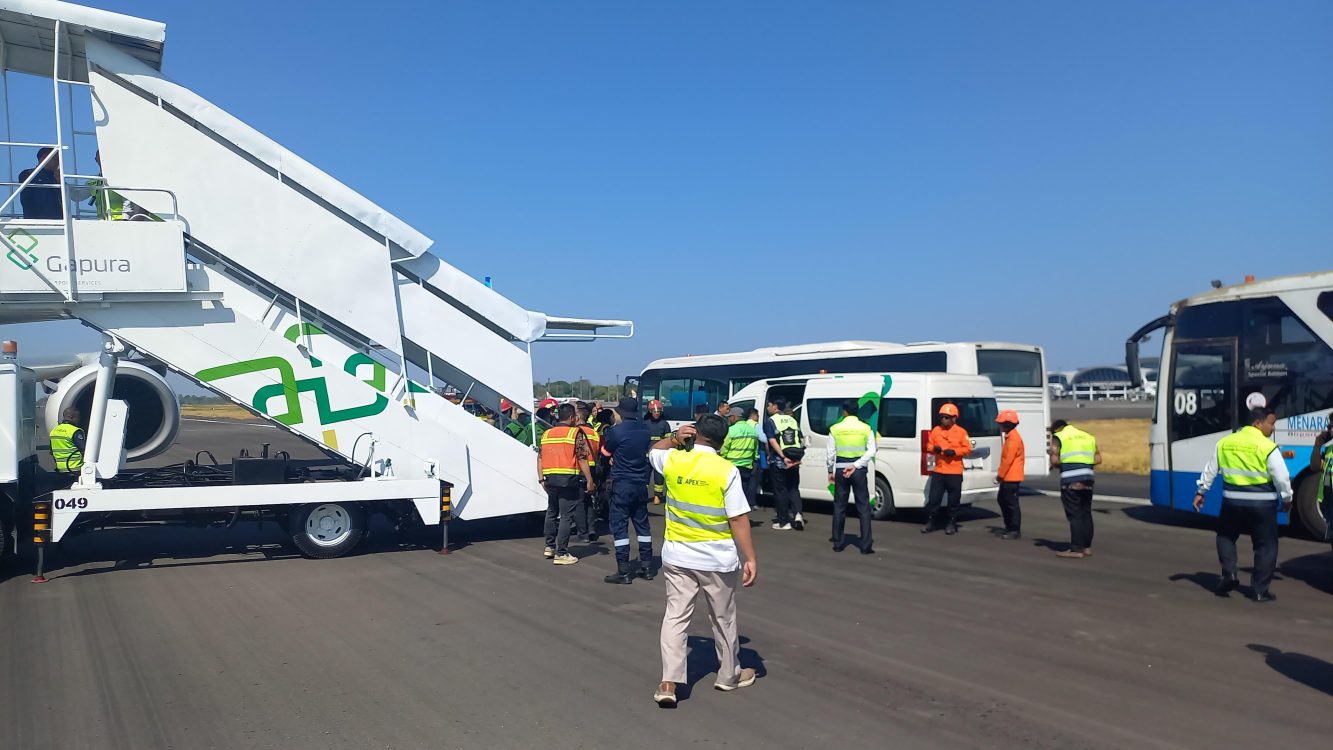 : Pesawat Garuda Indonesia GA604 rute Jakarta–Makassar mengalami pecah ban pada salah satu roda utama setelah lepas landas. Berkat koordinasi cepat, pesawat yang membawa 141 penumpang dan delapan awak berhasil mendarat dengan selamat di Bandara Sultan Hasanuddin./Foto Humas Kemenhub