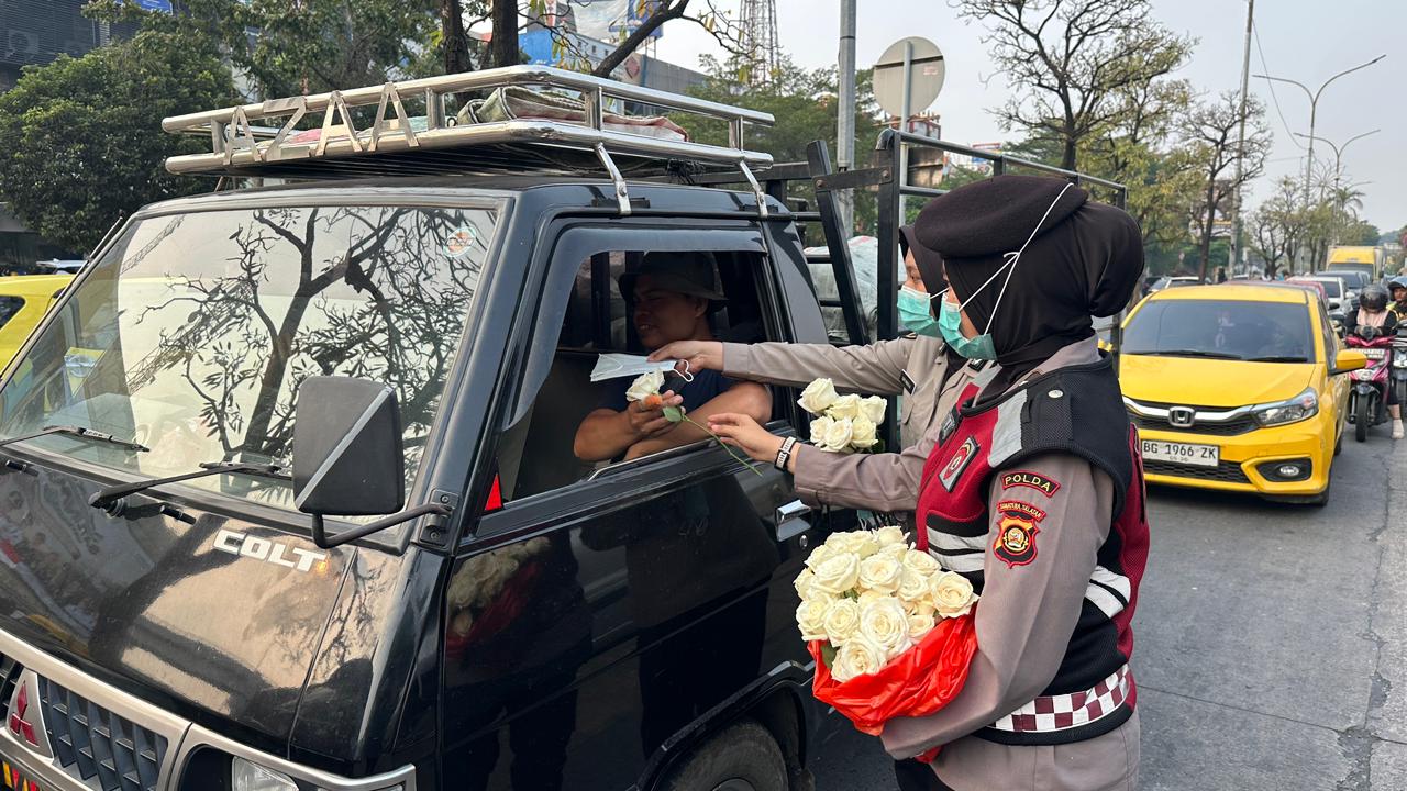Peduli Dampak Karhutla, Polwan Polda Sumsel Bagikan 1.000 Masker dan Bunga