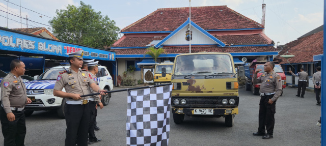 Peduli Dampak Kemarau, Satlantas Polres Blora Salurkan 4 Tangki Air Bersih