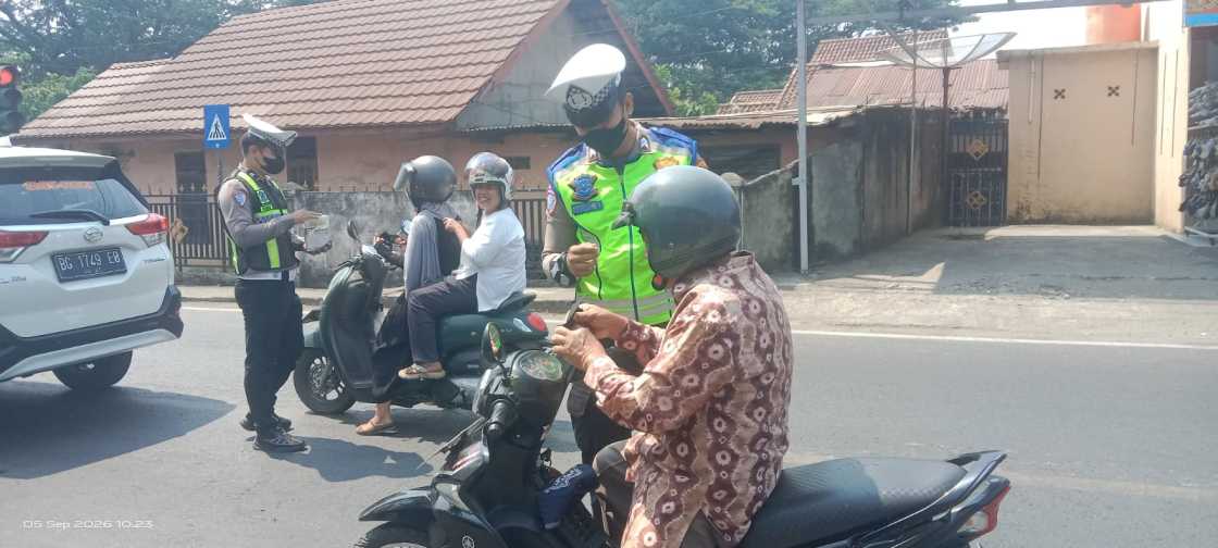 Peduli Kesehatan Warga, Satlantas Polres Lahat Bagikan Masker Gratis di Jalan