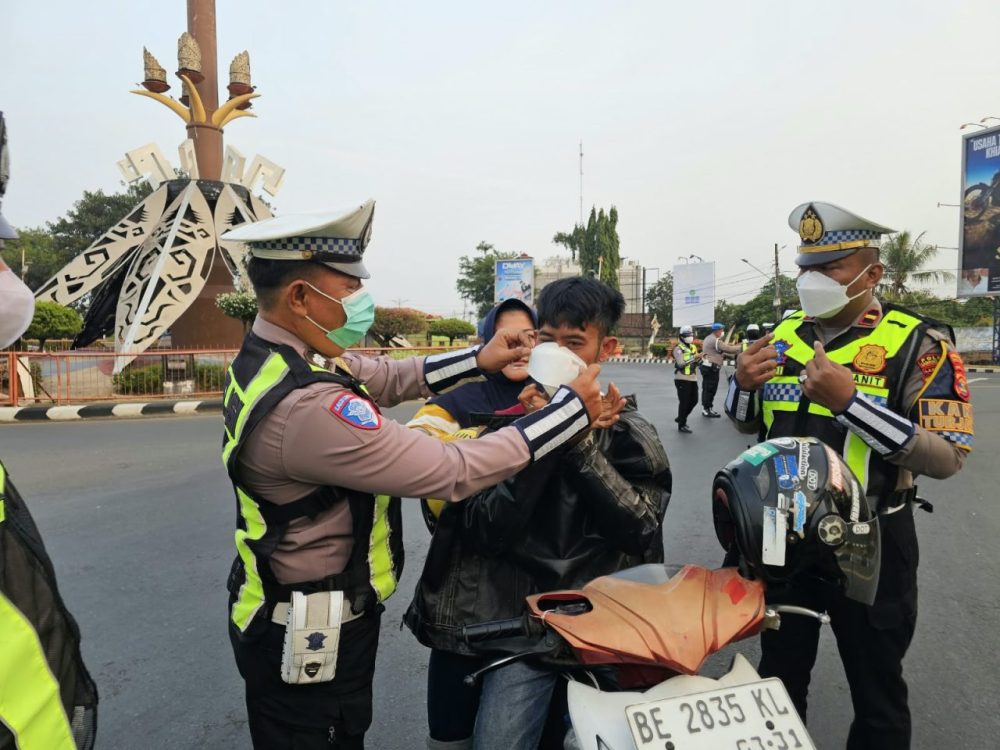 Peduli Keselamatan Warga, Satlantas Lampung Utara Atur Lalu Lintas dan Bagikan Masker ke Pengendara
