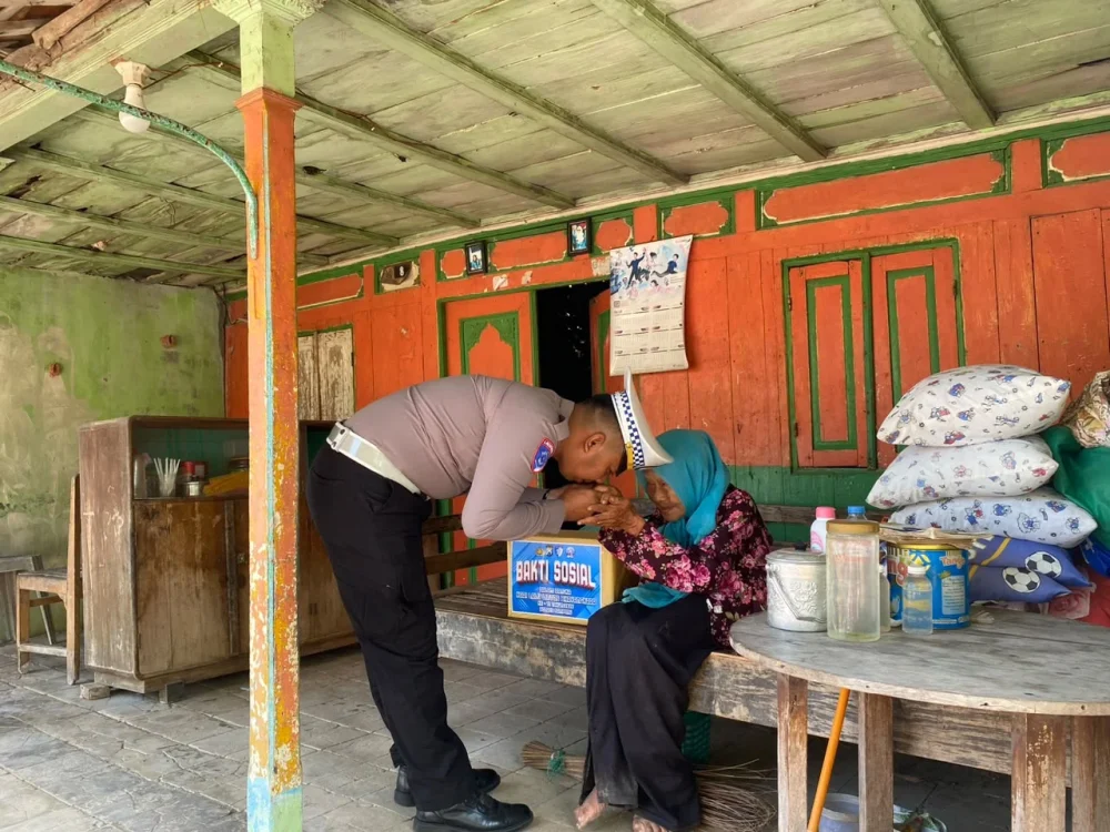 Peduli Pekerja Jalanan, Satlantas Sampang Salurkan Bansos ke Pengemudi Becak