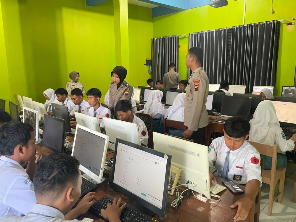 : Polres Demak menggelar Pelatihan Program Paham AI Quick Wins Presisi Triwulan III 2026. Kegiatan yang diikuti 52 siswa tersebut berlangsung di Laboratorium Komputer SMA Negeri 1 Dempet, Senin (7/9/2026). - Foto: mc.Demak