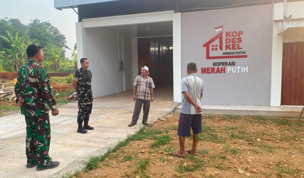 : Dandim 0736/Batang Letkol Inf Didik Sudarmawan (kedua kiri), meninjau KDMP di Desa Cepokokuning, Kabupaten Batang.