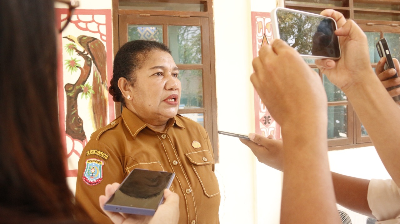 : Kepala Dinas Koperasi dan UKM Kabupaten Raja Ampat, Fransiska Wanma, memberikan keterangan kepada wartawan usai pembukaan kegiatan Fasilitasi Sertifikasi dan Standarisasi Usaha Mikro di Aula Hotel Puyakha Mengge, Waisai, Raja Ampat, Senin (21/9/2026)/ (MC Raja Ampat/Liau)