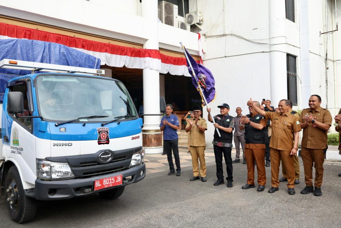: Wakil Gubernur Aceh H. Fadhlullah melepas secara simbolis pendistribusian bufferstock penanggulangan bencana tahun 2026 untuk Kabupaten Aceh Jaya, Aceh Barat, dan Nagan Raya di Kantor Gubernur Aceh, Banda Aceh, Selasa (1/9/2026).