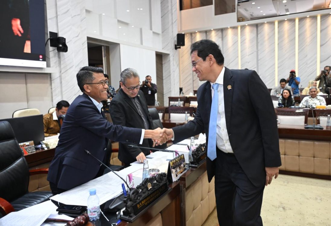 : Komisi XI DPR RI bersama Menteri Keuangan, Menteri Perencanaan Pembangunan Nasional/Kepala Badan Perencanaan Pembangunan Nasional (PPN/Bappenas), Pejabat Sementara Gubernur Bank Indonesia, Ketua Dewan Komisioner Otoritas Jasa Keuangan, dan Kepala BPI Danantara menyepakati asumsi dasar ekonomi makro, sasaran pembangungan, dan indikator pembangungan dalam Rancangan Anggaran Pendapatan dan Belanja Negara (RAPBN) tahun anggaran 2027 pada Rabu (2/9/2026). (Dok. Kemenkeu)