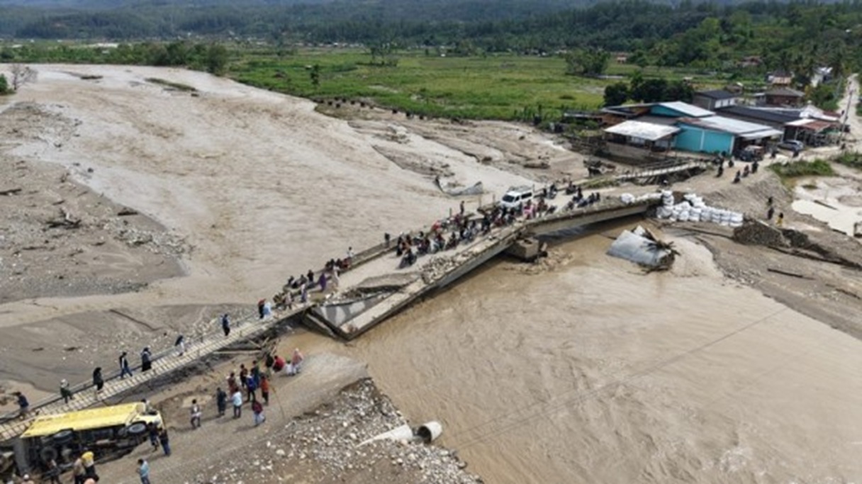 : Kementerian Pekerjaan Umum (PU) bergerak cepat menangani Jembatan Aih Bobo di Kecamatan Blangkejeren, Kabupaten Gayo Lues, Provinsi Aceh, yang terdampak bencana banjir akibat luapan sungai setelah hujan berintensitas tinggi selama enam hari sejak 9 September 2026. (Foto: Humas Kemen PU)