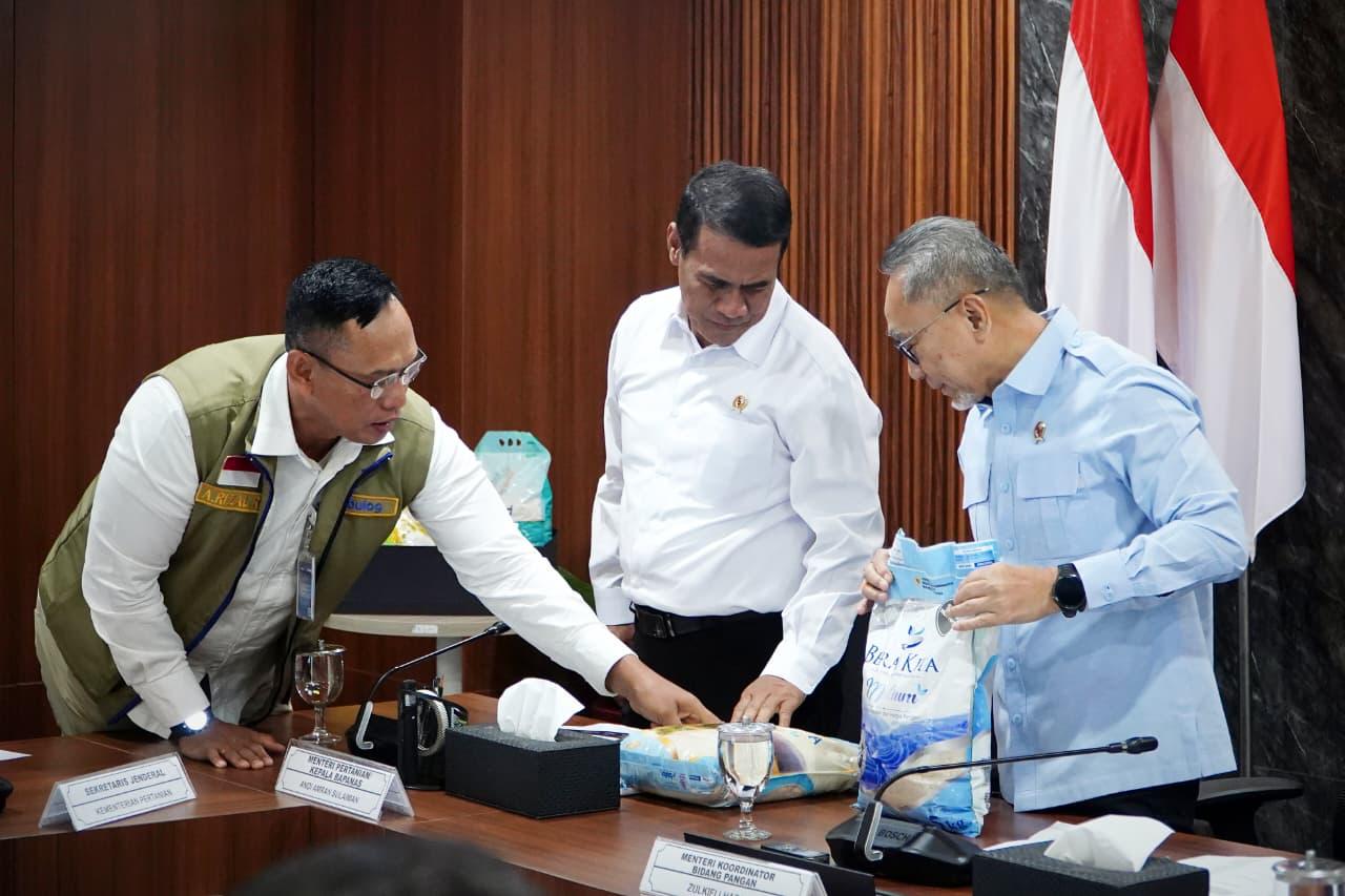 : Menteri Pertanian (Mentan), Andi Amran Sulaiman memastikan produksi dan ketersediaan beras nasional tetap aman di tengah kondisi El Nino dan musim kemarau yang berlangsung lebih panjang. Pemerintah juga memperkuat pasokan beras ke pasar dengan menambah alokasi beras Stabilisasi Pasokan dan Harga Pangan (SPHP) medium sebanyak 1 juta ton. (Dok. Kementan)