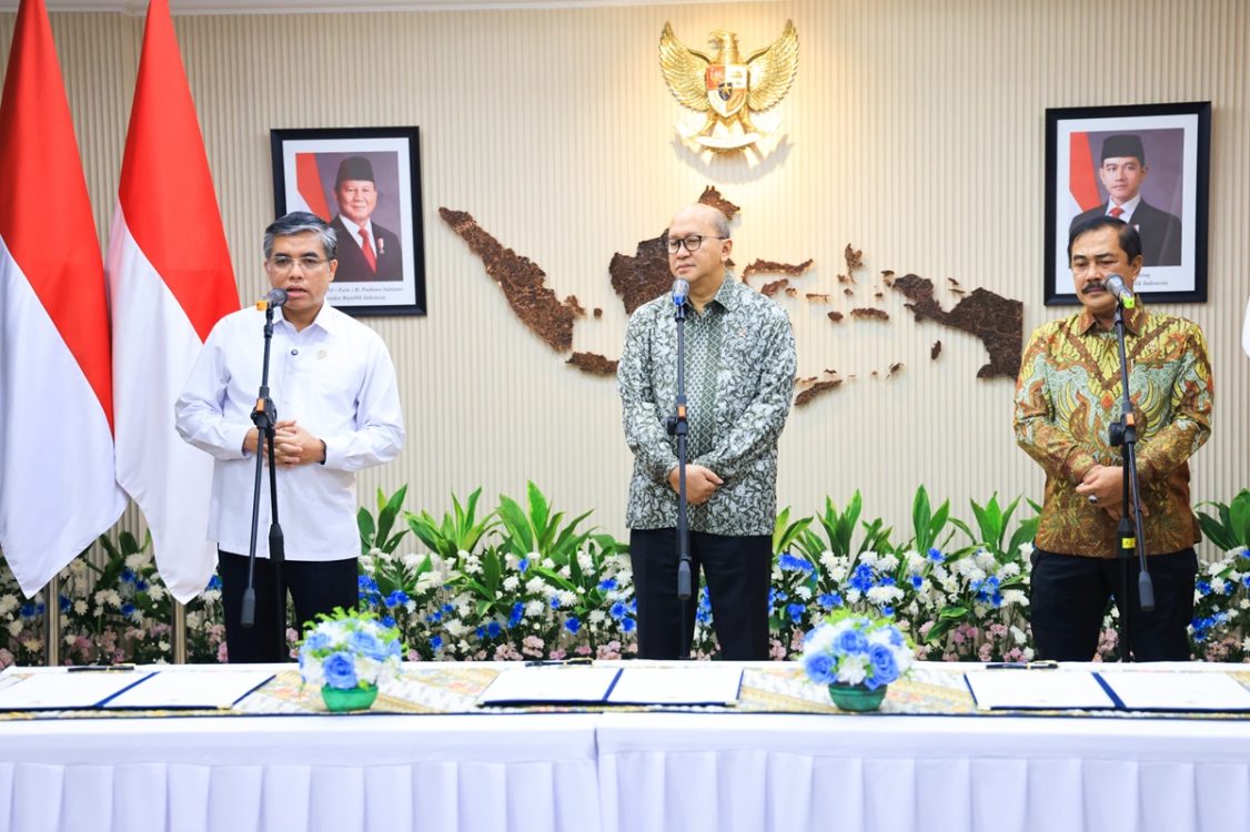 : Surat Keputusan Bersama (SKB) yang ditandatangani Kementerian Ketenagakerjaan, Kementerian Investasi dan Hilirisasi/Badan Koordinasi Penanaman Modal (BKPM), serta Kementerian Imigrasi dan Pemasyarakatan di Jakarta, Rabu (9/9/2026). (Foto; Dok Kemnaker)