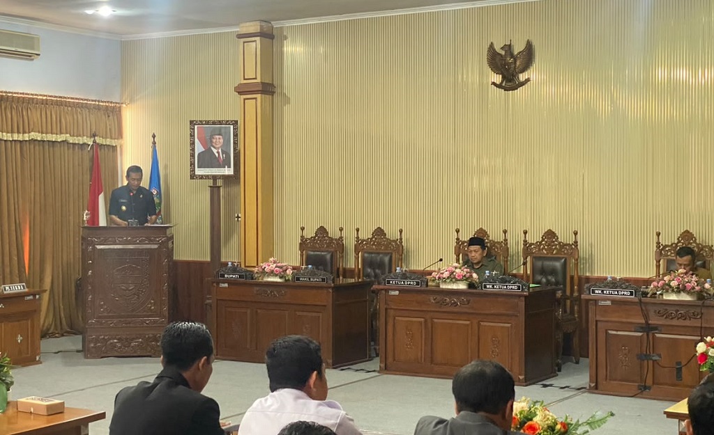 : Wakil Bupati Batang Suyono memberikan sambutan saat Rapat Paripurna di DPRD Batang, Kabupaten Batang.