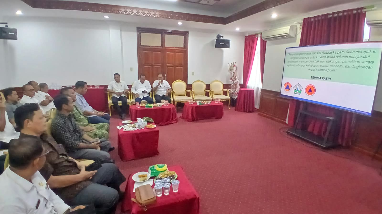 : Rapat Koordinasi Perpanjangan Masa Transisi Darurat yang dipimpin oleh Sekretaris Daerah (Sekda) Bireuen, Ismunandar, bersama unsur Forum Koordinasi Pimpinan Daerah (Forkopimda) di Aula Pendopo Bupati Bireuen, Jumat (4/9/2026).- Foto: Mc.Bireuen