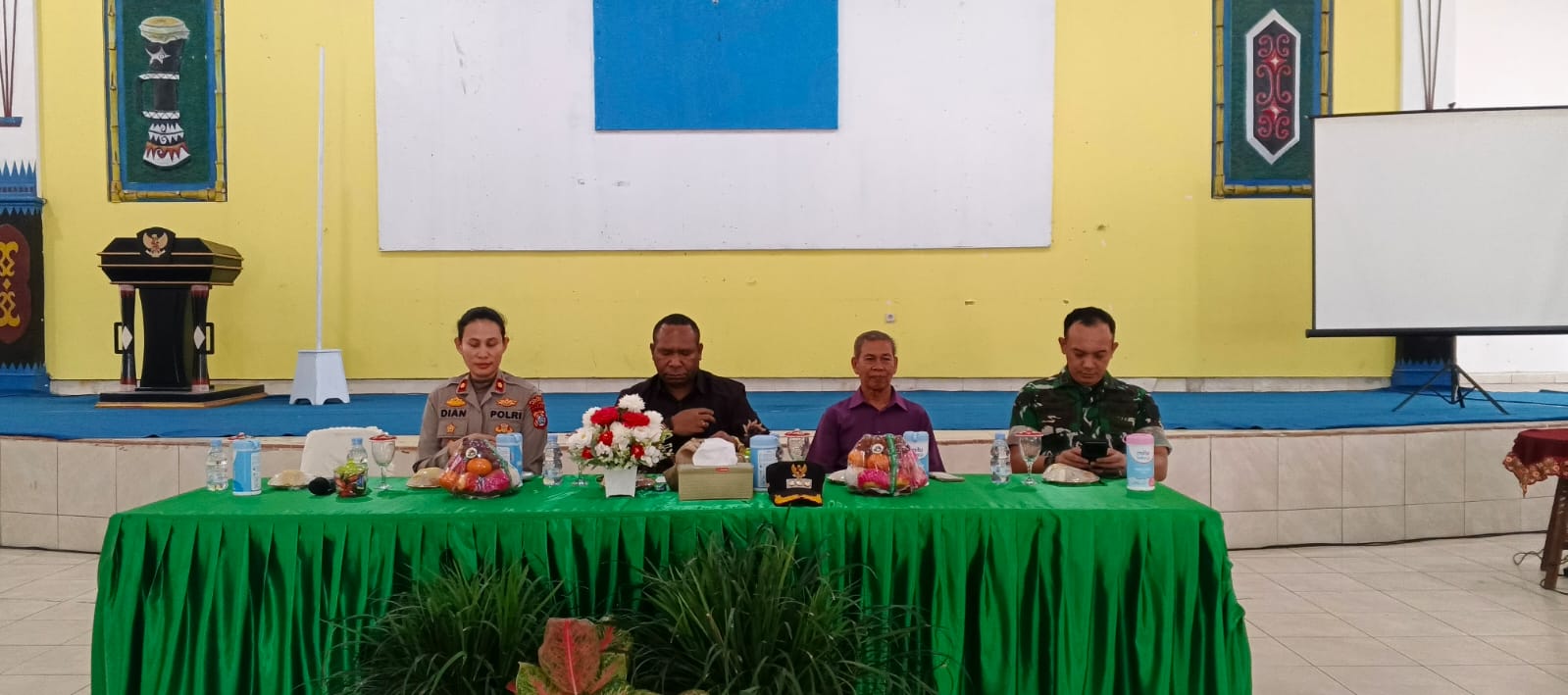 : Bupati Boven Digoel Roni Omba, Bersama Wakil Bupati Marlinus didampingi Dandim 1711/BvD dan Kapolres Boven Digoel Saat Memimpin Coffe Morning Di Aula Kantor Bupati Boven Digoel