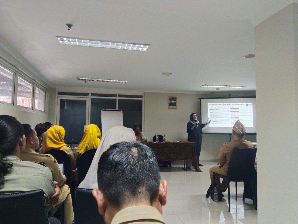 : Kepala Bidang Perekonomian, Infrastruktur dan Kewilayahan Bapperida Kabupaten Demak, Purwanto danAkademisi Universitas Dipenogoro (Undip), Wiwandari Handayani aat rapat Wilayah Pesisir serta pembaruan dokumen State of the Coast (SoC). Yang berlangsung di Ruang Pertemuan Hotel Amantis, Senin (21/9/2026). - Foto: Mc..Demak