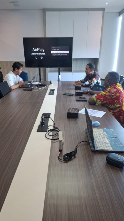: Plt. Kepala Dinas Kominfo Kabupaten Merauke,Abraham Koibur, S.Sos., M.AP., yang didampingi oleh Kepala Bidang Pengembangan Layanan Informatika, Selasa, (15/9/2926), Foto: Get/McMrk